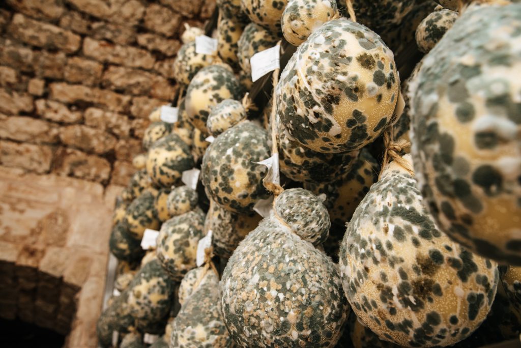 Caciocavallo in Grotta del Caseificio La Valle: il sapore autentico della tradizione per un Natale speciale