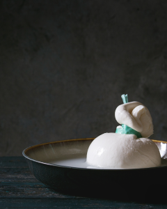 Le burrate pugliesi: il cuore cremoso che racconta la Puglia